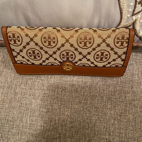 Tory Burch Handbags - Tory Burch Beige and Tan Logo Continental Wallet